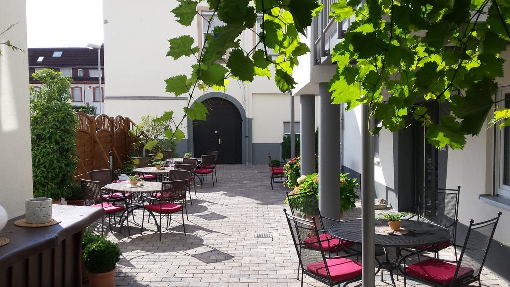 Hotel-Restaurant Pfaelzer Hof Edenkoben Exteriör bild