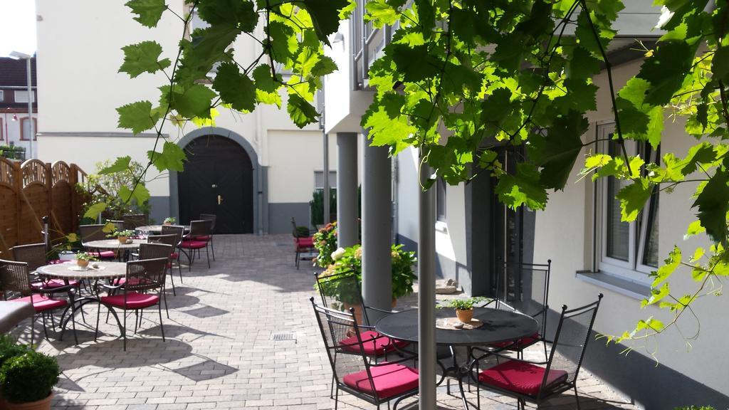 Hotel-Restaurant Pfaelzer Hof Edenkoben Exteriör bild