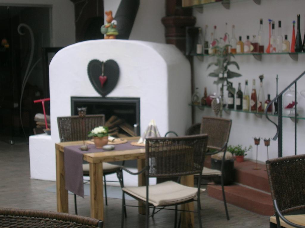 Hotel-Restaurant Pfaelzer Hof Edenkoben Exteriör bild