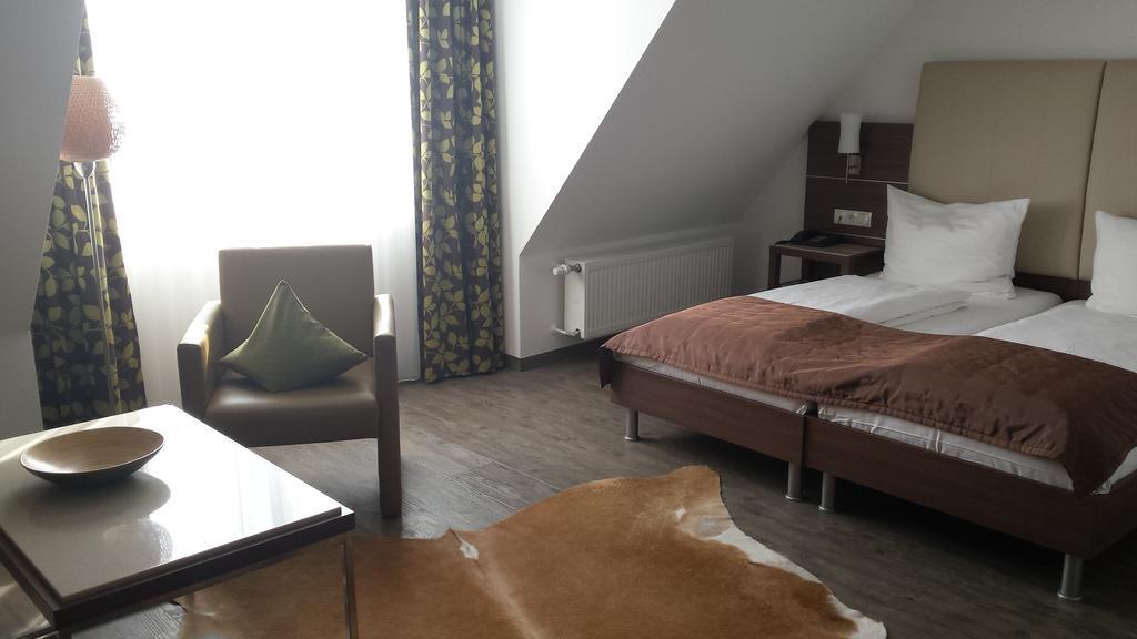 Hotel-Restaurant Pfaelzer Hof Edenkoben Exteriör bild